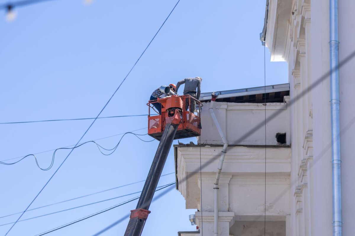 Ravalement et réparation de façades à Fresnes : solutions complètes pour fissures, sol et toit