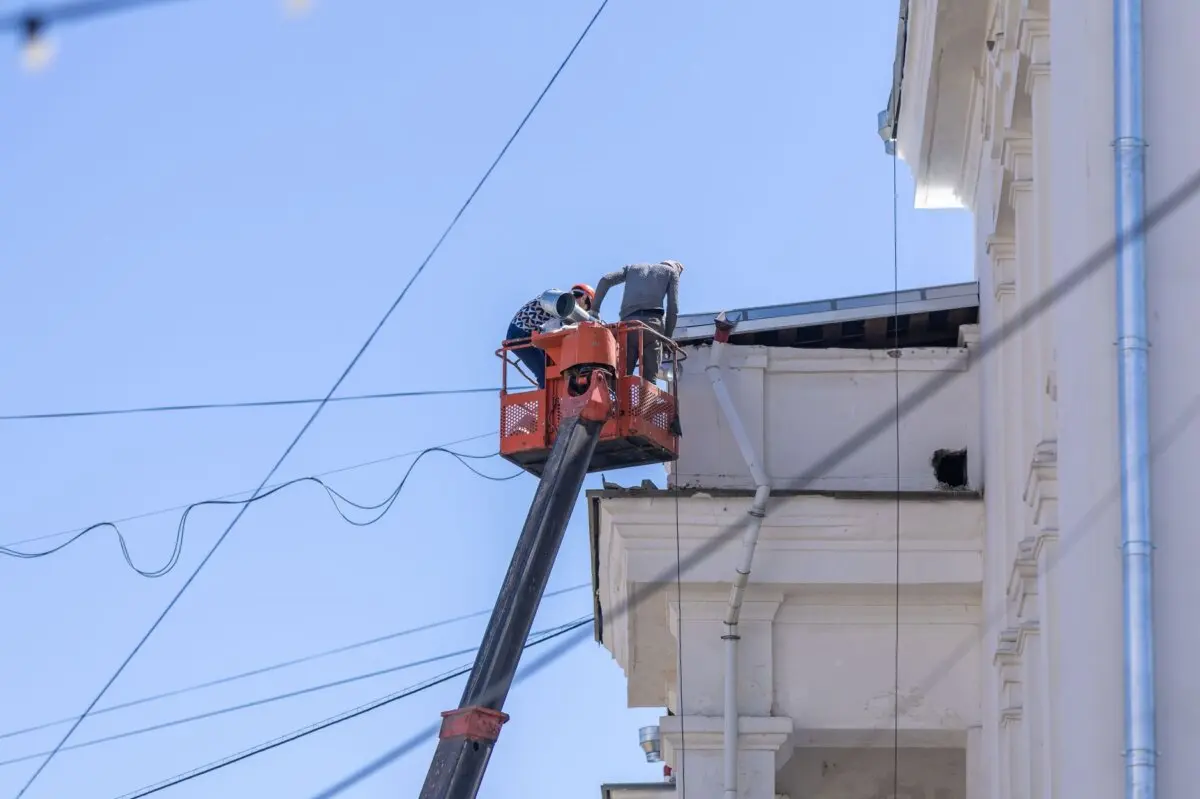 Ravalement et réparation de façades à Fresnes : solutions complètes pour fissures, sol et toit